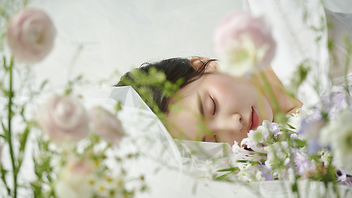 포토 JPG 스튜디오촬영 여자 꽃 한명 상반신 20대 성인 앞모습 눕기 뷰티 장미 눈감음 한국인 분위기 소프트포커스 감성 의료성형뷰티 성인여자한명만 국내포토 식물 1 뷰포인트 컨셉 모션 촬영기법 실내 사람 동양인 청년 여자한명만 성인여자만 파일형식