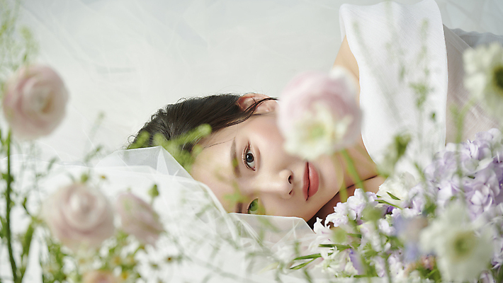포토 JPG 스튜디오촬영 응시 여자 꽃 한명 미소 상반신 20대 성인 앞모습 눕기 뷰티 장미 한국인 분위기 소프트포커스 감성 의료성형뷰티 성인여자한명만 국내포토 식물 1 시선 뷰포인트 컨셉 모션 촬영기법 실내 표정 사람 동양인 청년 여자한명만 성인여자만 파일형식