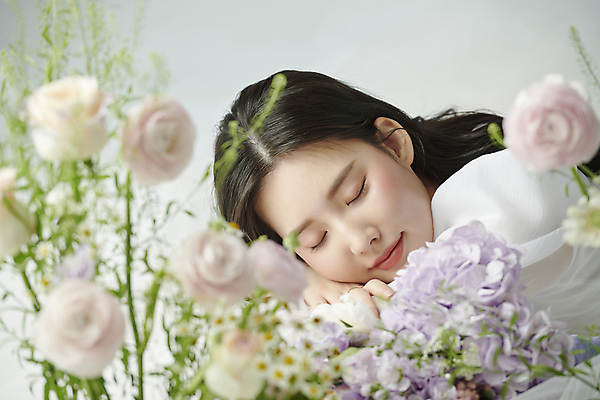 포토 JPG 스튜디오촬영 여자 꽃 엎드리기 한명 상반신 20대 성인 옆모습 뷰티 장미 눈감음 한국인 분위기 소프트포커스 감성 의료성형뷰티 성인여자한명만 국내포토 식물 1 뷰포인트 컨셉 모션 촬영기법 실내 사람 동양인 청년 여자한명만 성인여자만 파일형식