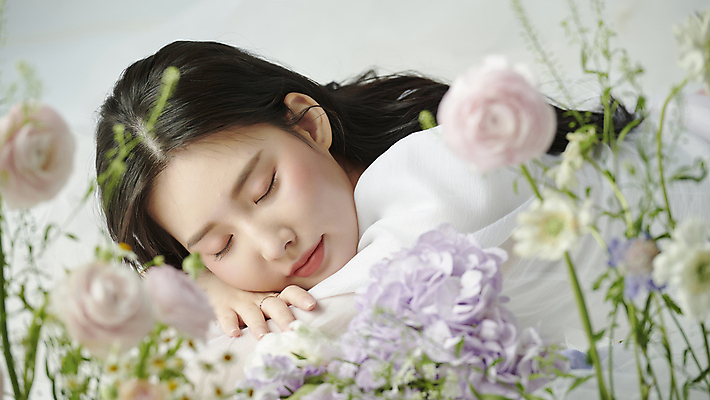 포토 JPG 스튜디오촬영 여자 꽃 엎드리기 한명 상반신 20대 성인 옆모습 뷰티 장미 눈감음 한국인 분위기 소프트포커스 감성 의료성형뷰티 성인여자한명만 국내포토 식물 1 뷰포인트 컨셉 모션 촬영기법 실내 사람 동양인 청년 여자한명만 성인여자만 파일형식