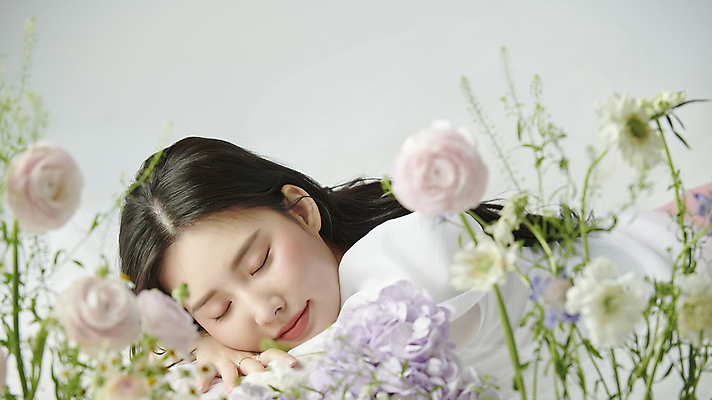 포토 JPG 스튜디오촬영 여자 꽃 엎드리기 한명 상반신 20대 성인 옆모습 뷰티 장미 눈감음 한국인 분위기 소프트포커스 감성 의료성형뷰티 성인여자한명만 국내포토 식물 1 뷰포인트 컨셉 모션 촬영기법 실내 사람 동양인 청년 여자한명만 성인여자만 파일형식