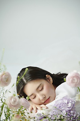 포토 JPG 스튜디오촬영 여자 꽃 엎드리기 한명 상반신 20대 성인 옆모습 뷰티 장미 눈감음 한국인 분위기 소프트포커스 감성 의료성형뷰티 성인여자한명만 국내포토 식물 1 뷰포인트 컨셉 모션 촬영기법 실내 사람 동양인 청년 여자한명만 성인여자만 파일형식