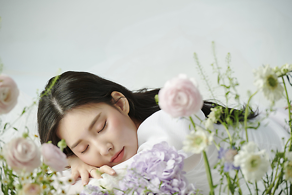 포토 JPG 스튜디오촬영 여자 꽃 엎드리기 한명 상반신 20대 성인 옆모습 뷰티 장미 눈감음 한국인 분위기 소프트포커스 감성 의료성형뷰티 성인여자한명만 국내포토 식물 1 뷰포인트 컨셉 모션 촬영기법 실내 사람 동양인 청년 여자한명만 성인여자만 파일형식