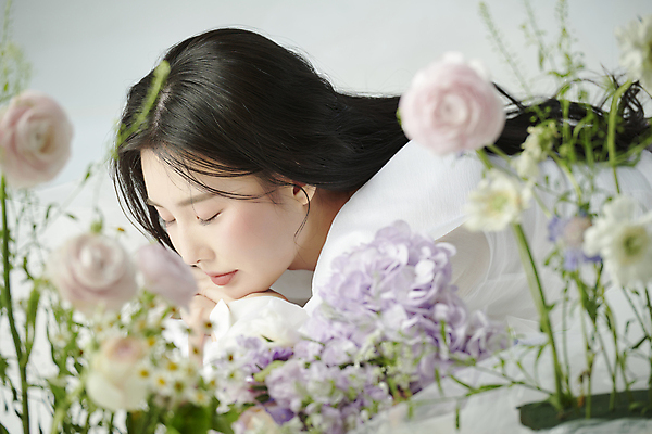 포토 JPG 스튜디오촬영 여자 꽃 엎드리기 한명 상반신 20대 성인 옆모습 뷰티 장미 눈감음 한국인 분위기 소프트포커스 감성 의료성형뷰티 성인여자한명만 국내포토 식물 1 뷰포인트 컨셉 모션 촬영기법 실내 사람 동양인 청년 여자한명만 성인여자만 파일형식