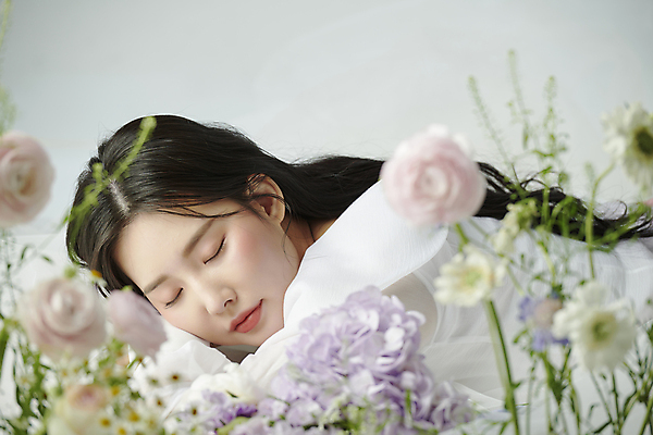 포토 JPG 스튜디오촬영 여자 꽃 엎드리기 한명 상반신 20대 성인 옆모습 뷰티 장미 눈감음 한국인 분위기 소프트포커스 감성 의료성형뷰티 성인여자한명만 국내포토 식물 1 뷰포인트 컨셉 모션 촬영기법 실내 사람 동양인 청년 여자한명만 성인여자만 파일형식