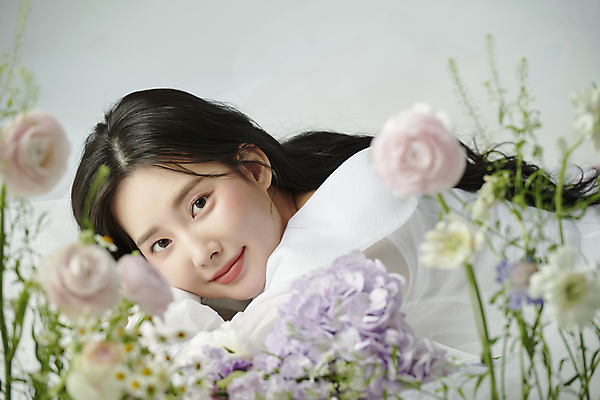 포토 JPG 스튜디오촬영 응시 여자 꽃 엎드리기 한명 미소 상반신 20대 성인 옆모습 뷰티 장미 한국인 분위기 소프트포커스 감성 의료성형뷰티 성인여자한명만 국내포토 식물 1 시선 뷰포인트 컨셉 모션 촬영기법 실내 표정 사람 동양인 청년 여자한명만 성인여자만 파일형식