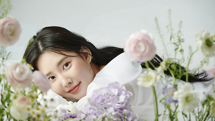 포토 JPG 스튜디오촬영 응시 여자 꽃 엎드리기 한명 미소 상반신 20대 성인 옆모습 뷰티 장미 한국인 분위기 소프트포커스 감성 의료성형뷰티 성인여자한명만 국내포토 식물 1 시선 뷰포인트 컨셉 모션 촬영기법 실내 표정 사람 동양인 청년 여자한명만 성인여자만 파일형식