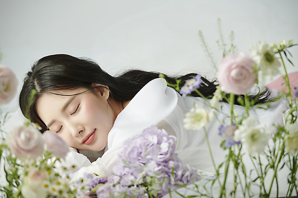 포토 JPG 스튜디오촬영 여자 꽃 엎드리기 한명 상반신 20대 성인 옆모습 뷰티 장미 눈감음 한국인 분위기 소프트포커스 감성 의료성형뷰티 성인여자한명만 국내포토 식물 1 뷰포인트 컨셉 모션 촬영기법 실내 사람 동양인 청년 여자한명만 성인여자만 파일형식