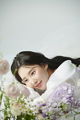 포토 JPG 스튜디오촬영 응시 여자 꽃 엎드리기 한명 미소 상반신 20대 성인 옆모습 뷰티 장미 한국인 분위기 소프트포커스 감성 의료성형뷰티 성인여자한명만 국내포토 식물 1 시선 뷰포인트 컨셉 모션 촬영기법 실내 표정 사람 동양인 청년 여자한명만 성인여자만 파일형식