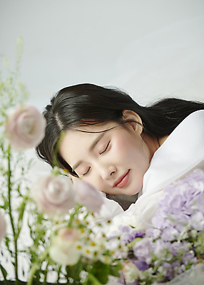 포토 JPG 스튜디오촬영 여자 꽃 엎드리기 한명 미소 상반신 20대 성인 옆모습 뷰티 장미 눈감음 한국인 분위기 소프트포커스 감성 의료성형뷰티 성인여자한명만 국내포토 식물 1 뷰포인트 컨셉 모션 촬영기법 실내 표정 사람 동양인 청년 여자한명만 성인여자만 파일형식
