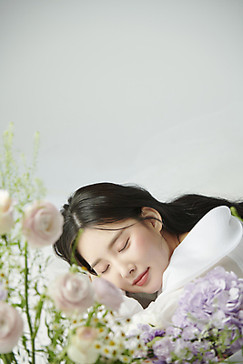 포토 JPG 스튜디오촬영 여자 꽃 엎드리기 한명 미소 상반신 20대 성인 옆모습 뷰티 장미 눈감음 한국인 분위기 소프트포커스 감성 의료성형뷰티 성인여자한명만 국내포토 식물 1 뷰포인트 컨셉 모션 촬영기법 실내 표정 사람 동양인 청년 여자한명만 성인여자만 파일형식