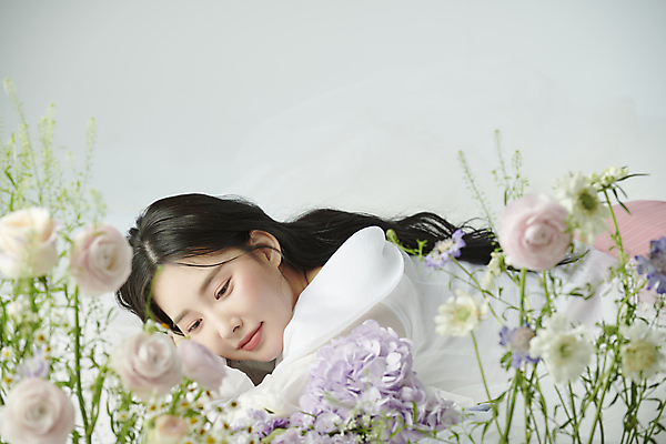 포토 JPG 스튜디오촬영 여자 꽃 엎드리기 한명 미소 상반신 20대 성인 옆모습 뷰티 장미 한국인 분위기 감성 의료성형뷰티 성인여자한명만 국내포토 식물 1 뷰포인트 컨셉 모션 실내 표정 사람 동양인 청년 여자한명만 성인여자만 파일형식
