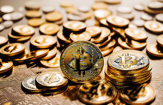 JPG 편집이미지 사람없음 아웃포커스 쌓기 동전 금색 디지털합성 금화 가상공간 가상화폐 이미지편집 편집실사 AI컴퓨터그래픽 AI콘텐츠 컬러 돈 모션 촬영기법 황금 CG 파일형식