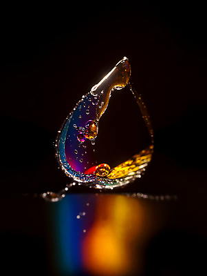 JPG 편집이미지 순간포착 사람없음 컬러풀 반사 물방울 액체 디지털합성 튀는물 편집실사 AI컴퓨터그래픽 AI콘텐츠 컬러 촬영기법 CG 액체표현 스플래쉬 파일형식