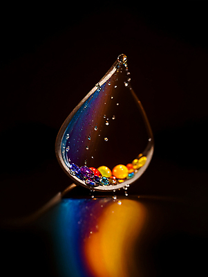 JPG 편집이미지 순간포착 사람없음 컬러풀 반사 물방울 액체 디지털합성 튀는물 편집실사 AI컴퓨터그래픽 AI콘텐츠 컬러 촬영기법 CG 액체표현 스플래쉬 파일형식