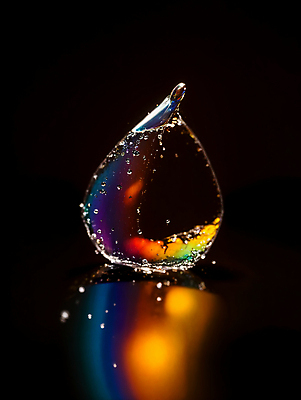 JPG 편집이미지 순간포착 사람없음 컬러풀 반사 물방울 액체 디지털합성 튀는물 편집실사 AI컴퓨터그래픽 AI콘텐츠 컬러 촬영기법 CG 액체표현 스플래쉬 파일형식