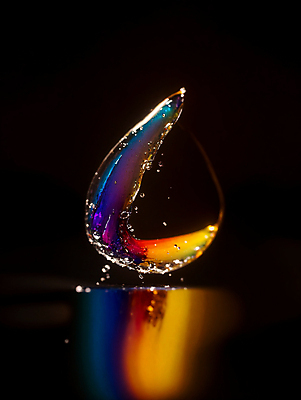 JPG 편집이미지 순간포착 사람없음 컬러풀 반사 물방울 액체 디지털합성 튀는물 편집실사 AI컴퓨터그래픽 AI콘텐츠 컬러 촬영기법 CG 액체표현 스플래쉬 파일형식