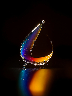 JPG 편집이미지 순간포착 사람없음 컬러풀 반사 물방울 액체 디지털합성 튀는물 편집실사 AI컴퓨터그래픽 AI콘텐츠 컬러 촬영기법 CG 액체표현 스플래쉬 파일형식