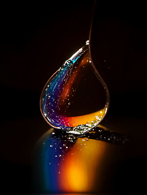 JPG 편집이미지 순간포착 사람없음 컬러풀 반사 물방울 액체 디지털합성 튀는물 편집실사 AI컴퓨터그래픽 AI콘텐츠 컬러 촬영기법 CG 액체표현 스플래쉬 파일형식