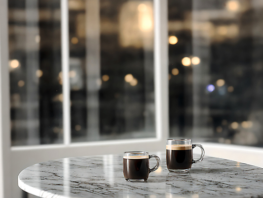 JPG 스튜디오촬영 편집이미지 커피 탁자 실내 따뜻함 사람없음 아웃포커스 아메리카노 편집실사 AI포토 AI콘텐츠 음료 가구 촬영기법 내부 CG 파일형식