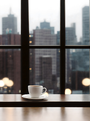 JPG 스튜디오촬영 편집이미지 커피 창문 실내 따뜻함 사람없음 아웃포커스 창가 아메리카노 편집실사 AI포토 AI콘텐츠 음료 촬영기법 내부 CG 파일형식