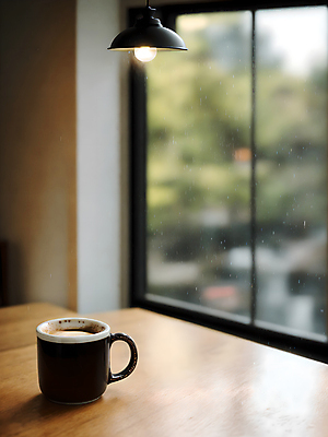 JPG 스튜디오촬영 편집이미지 커피 실내 따뜻함 사람없음 아웃포커스 비 창가 아메리카노 편집실사 AI포토 AI콘텐츠 자연요소 음료 창문 날씨 촬영기법 내부 CG 파일형식