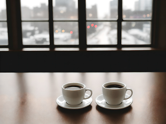 JPG 스튜디오촬영 편집이미지 커피 실내 따뜻함 사람없음 아웃포커스 창가 아메리카노 편집실사 AI포토 AI콘텐츠 음료 창문 촬영기법 내부 CG 파일형식