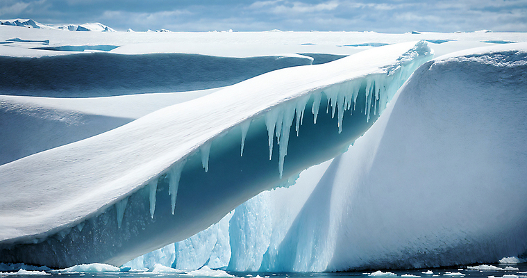 JPG 편집이미지 겨울 풍경 사람없음 야외 파란색 얼음 북극 빙하 고드름 빙벽 눈덮임 편집실사 AI포토 AI콘텐츠 자연요소 계절 벽 컬러 컨셉 극지방 CG 파일형식
