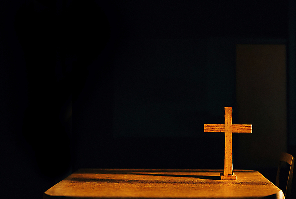 JPG 편집이미지 기독교 십자가 의자 탁자 실내 풍경 사람없음 검은색 디지털합성 편집소스 편집실사 AI컴퓨터그래픽 AI콘텐츠 종교 컬러 가구 내부 CG 파일형식