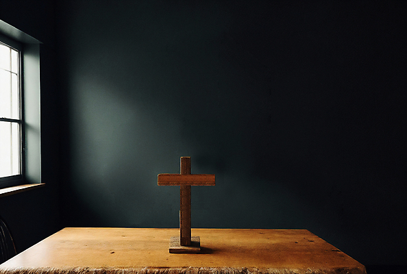 JPG 편집이미지 기독교 십자가 탁자 실내 풍경 사람없음 창가 디지털합성 편집소스 편집실사 AI컴퓨터그래픽 AI콘텐츠 종교 가구 창문 내부 CG 파일형식