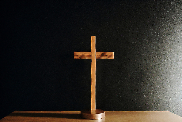 JPG 편집이미지 기독교 십자가 탁자 실내 풍경 사람없음 검은색 디지털합성 편집소스 편집실사 AI컴퓨터그래픽 AI콘텐츠 종교 컬러 가구 내부 CG 파일형식