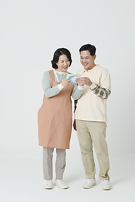 포토 JPG 스튜디오촬영 전신 부부 응시 여자 남자 중년 50대 서기 미소 웃음 들기 두명 앞모습 앞치마 한국인 확인 통장 중년만 소상공인 국내포토 직업 커플 시선 뷰포인트 모션 실내 표정 사람 동양인 성인 금융 경제 상인 성인만 파일형식