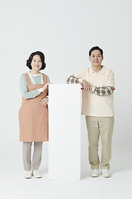 포토 JPG 스튜디오촬영 전신 부부 여자 남자 중년 50대 서기 미소 두명 앞모습 기댐 앞치마 한국인 중년만 소상공인 국내포토 직업 커플 뷰포인트 모션 실내 표정 사람 동양인 성인 경제 상인 성인만 파일형식