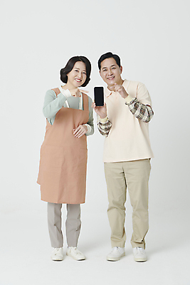포토 JPG 스튜디오촬영 전신 부부 여자 남자 중년 50대 서기 미소 들기 두명 앞모습 스마트폰 앞치마 한국인 가리킴 보여주기 중년만 소상공인 국내포토 직업 커플 뷰포인트 모션 실내 표정 사람 동양인 손짓 성인 경제 핸드폰 스마트기기 상인 성인만 파일형식