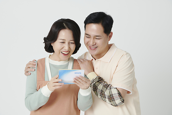 포토 JPG 스튜디오촬영 부부 여자 남자 중년 50대 미소 들기 상반신 두명 앞모습 앞치마 한국인 확인 통장 중년만 내려보기 어깨에손 소상공인 국내포토 직업 커플 뷰포인트 모션 실내 표정 사람 동양인 성인 금융 경제 상인 성인만 파일형식