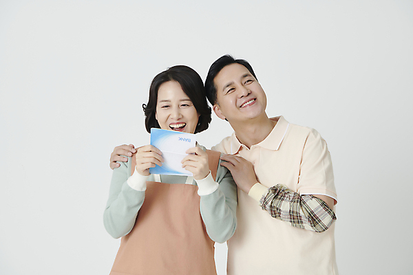 포토 JPG 스튜디오촬영 부부 응시 여자 남자 중년 50대 미소 웃음 들기 상반신 두명 앞모습 앞치마 한국인 올려보기 확인 통장 중년만 어깨에손 소상공인 국내포토 직업 커플 시선 뷰포인트 모션 실내 표정 사람 동양인 성인 금융 경제 상인 성인만 파일형식