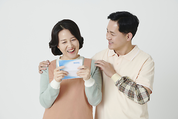 포토 JPG 스튜디오촬영 부부 여자 남자 중년 50대 미소 웃음 들기 상반신 두명 앞모습 앞치마 한국인 확인 통장 중년만 어깨에손 소상공인 국내포토 직업 커플 뷰포인트 모션 실내 표정 사람 동양인 성인 금융 경제 상인 성인만 파일형식