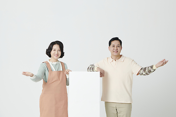 포토 JPG 스튜디오촬영 부부 여자 남자 중년 50대 안내 미소 상반신 두명 앞모습 기댐 앞치마 한국인 손뻗기 중년만 소상공인 국내포토 직업 커플 뷰포인트 모션 실내 표정 사람 동양인 성인 경제 상인 성인만 파일형식