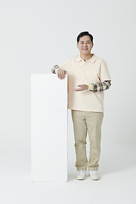 포토 JPG 스튜디오촬영 전신 남자 중년 50대 한명 서기 미소 앞모습 기댐 한국인 중년남자한명만 소상공인 국내포토 직업 1 뷰포인트 모션 실내 표정 사람 동양인 성인 경제 상인 남자한명만 중년남자만 파일형식