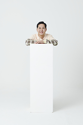 포토 JPG 스튜디오촬영 남자 중년 50대 한명 미소 상반신 앞모습 기댐 한국인 중년남자한명만 소상공인 국내포토 직업 1 뷰포인트 모션 실내 표정 사람 동양인 성인 경제 상인 남자한명만 중년남자만 파일형식