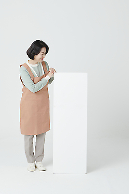 포토 JPG 스튜디오촬영 전신 여자 중년 50대 한명 서기 미소 앞모습 기댐 앞치마 한국인 중년여자한명만 내려보기 소상공인 국내포토 직업 1 뷰포인트 모션 실내 표정 사람 동양인 성인 경제 상인 여자한명만 중년여자만 파일형식