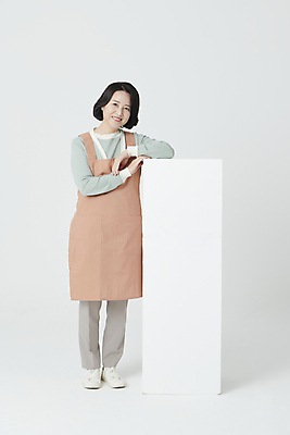 포토 JPG 스튜디오촬영 전신 여자 중년 50대 한명 서기 미소 앞모습 기댐 앞치마 한국인 중년여자한명만 소상공인 국내포토 직업 1 뷰포인트 모션 실내 표정 사람 동양인 성인 경제 상인 여자한명만 중년여자만 파일형식