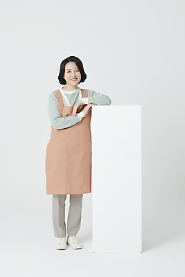 포토 JPG 스튜디오촬영 전신 여자 중년 50대 한명 서기 미소 앞모습 기댐 앞치마 한국인 중년여자한명만 소상공인 국내포토 직업 1 뷰포인트 모션 실내 표정 사람 동양인 성인 경제 상인 여자한명만 중년여자만 파일형식
