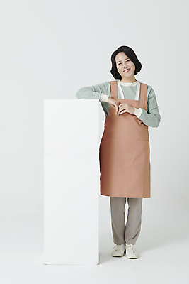 포토 JPG 스튜디오촬영 전신 여자 중년 50대 한명 서기 미소 앞모습 기댐 앞치마 한국인 중년여자한명만 소상공인 국내포토 직업 1 뷰포인트 모션 실내 표정 사람 동양인 성인 경제 상인 여자한명만 중년여자만 파일형식