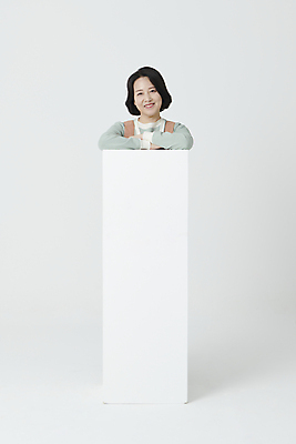포토 JPG 스튜디오촬영 여자 중년 50대 한명 미소 상반신 앞모습 기댐 한국인 중년여자한명만 소상공인 국내포토 직업 1 뷰포인트 모션 실내 표정 사람 동양인 성인 경제 상인 여자한명만 중년여자만 파일형식