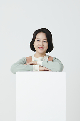 포토 JPG 스튜디오촬영 여자 중년 50대 한명 미소 상반신 앞모습 기댐 한국인 중년여자한명만 소상공인 국내포토 직업 1 뷰포인트 모션 실내 표정 사람 동양인 성인 경제 상인 여자한명만 중년여자만 파일형식