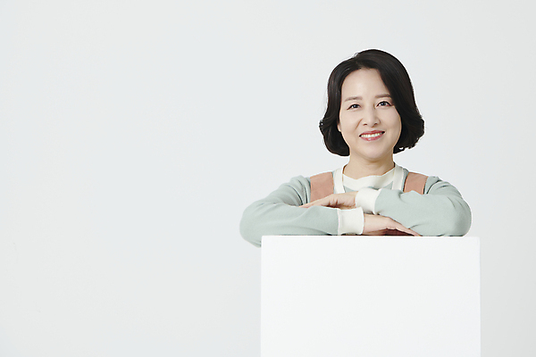 포토 JPG 스튜디오촬영 여자 중년 50대 한명 미소 상반신 앞모습 기댐 한국인 중년여자한명만 소상공인 국내포토 직업 1 뷰포인트 모션 실내 표정 사람 동양인 성인 경제 상인 여자한명만 중년여자만 파일형식