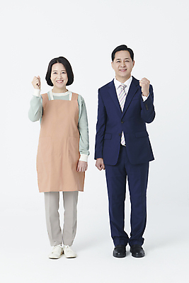 포토 JPG 스튜디오촬영 전신 여자 남자 중년 50대 서기 미소 누끼 정장 두명 앞모습 파이팅 앞치마 주먹 한국인 비즈니스맨 중년만 소상공인 국내포토 직업 옷 뷰포인트 비즈니스 모션 실내 표정 사람 동양인 성인 경제 직장인 상인 성인만 파일형식