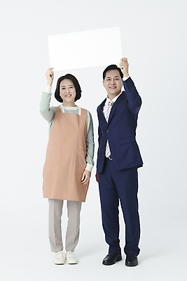 포토 JPG 스튜디오촬영 전신 여자 남자 중년 50대 사각프레임 프레임 서기 미소 들기 누끼 정장 두명 앞모습 앞치마 한국인 비즈니스맨 보여주기 중년만 소상공인 국내포토 직업 옷 뷰포인트 비즈니스 모션 실내 표정 사람 동양인 성인 경제 사각형 직장인 상인 성인만 파일형식