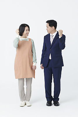 포토 JPG 스튜디오촬영 전신 여자 남자 중년 50대 서기 미소 누끼 정장 두명 앞모습 마주보기 파이팅 앞치마 주먹 한국인 비즈니스맨 중년만 소상공인 국내포토 직업 옷 뷰포인트 비즈니스 모션 실내 표정 사람 동양인 성인 경제 직장인 상인 성인만 파일형식